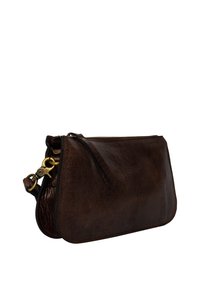 Borsa a pochette in pelle marrone con texture liscia, bordi arrotondati e apertura con zip. Presenta un fermaglio in tonalità oro per un cinturino removibile.