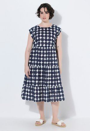 Ulla Popken POLKA DOT SHORT SLEEVE FLOUNCE DRESS - Hverdagskjole - snow white