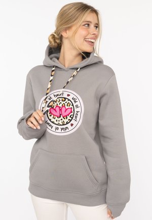 Grauer Hoodie mit einer Vordertasche, versehen mit einem runden, bunten Grafikdesign mit Leopardenmuster und rosa Herzen, akzentuiert durch einen Leopardendruck-Schnürsenkel.