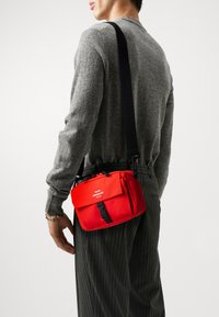 Mads Nørgaard - TIAN FAE BAG UNISEX - Soma ar siksnu pāri ķermenim - cherry tomato Miniatūras attēls 1