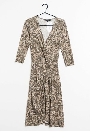 Robe marron à motif paisley, avec un décolleté en V profond, des manches trois-quarts et des fronces à la taille, confectionnée en tissu doux.