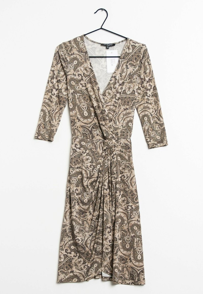 Brązowa sukienka w wzór paisley z głębokim dekoltem w serek, rękawami do trzech czwarte, oraz marszczeniem w talii, uszyta z miękkiego materiału.
