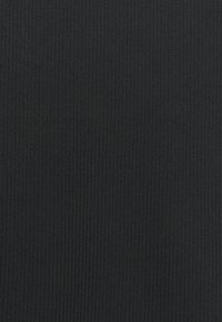 Svart ribbad tyg med en slät yta. Visar vertikala linjer och ett konsekvent vävmönster över ytan. Inga synliga detaljer.