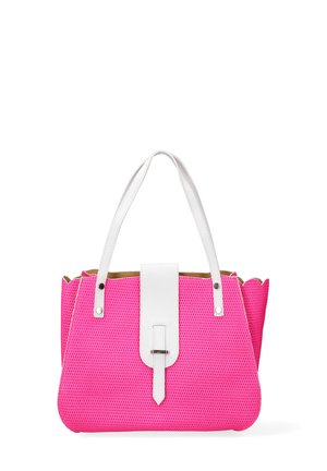 Sac à main en mesh rose avec des accents en cuir blanc. Dispose de deux poignées, d'une sangle de fermeture à l'avant et d'une surface texturée avec des découpes.
