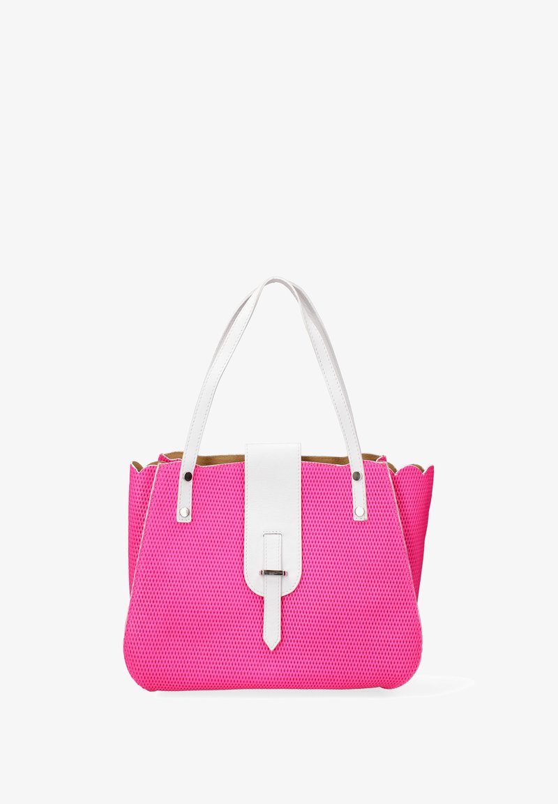 Roze mesh handtas met witte leren accenten. Beschikt over twee handvatten, een voorste sluitband en een getextureerd oppervlak met uitsnijdingen.