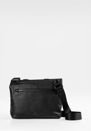 Schwarze Umhängetasche aus glattem Stoff mit einer Reißverschlusstasche, verstellbarem Tragegurt und strukturiertem Zierdetail. Rechteckiges und minimalistisches Design.
