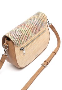 Torebka crossbody z brązowymi skórzanymi bokami, wielokolorową plecioną klapą, beżowym materiałowym korpusem, przednią kieszenią na zamek błyskawiczny oraz regulowanym paskiem na białym tle.