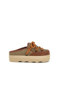 Zoccoli con plateau caratterizzati da una suola in gomma beige, parte superiore in suede verde oliva, dettagli in pelle marrone e lacci arancioni con un design a nodo.