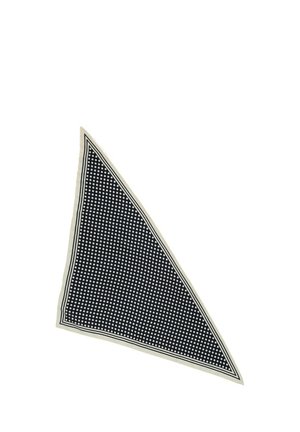 Czarna trójkątna chusta w białe kropki z cienką białą obwódką, złożona na białym tle.