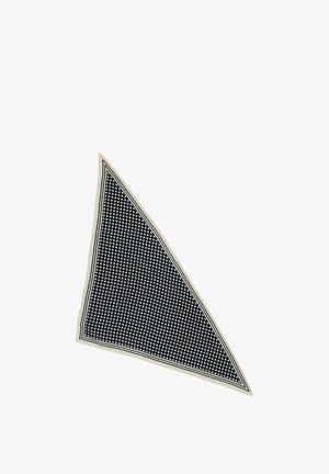 Czarna trójkątna chusta w białe kropki z cienką białą obwódką, złożona na białym tle.