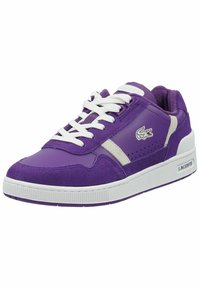 Fioletowy sneakers wykonany z zamszu i materiałów syntetycznych, z białymi sznurówkami, wytłoczonym logo i kontrastowym beżowym akcentem.