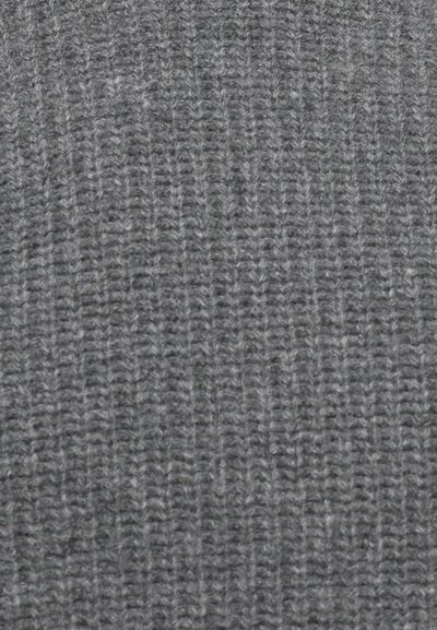 Tissu tricoté gris avec un motif de rib texturé, présentant des lignes verticales et un aspect doux et duveteux.