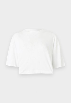 T-shirt court blanc uni à manches courtes avec un design perforé subtil à l’avant, présenté sur un fond gris neutre.