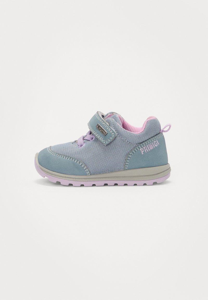 Basket sportive grise et rose pour enfant avec fermeture velcro, tissu en mesh, semelle en caoutchouc et marquage "Primigi" au talon.