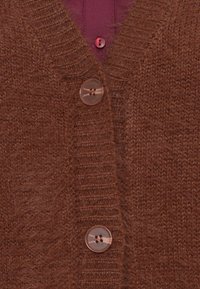 Cardigã de malha castanho com decote em V, tecido texturizado, detalhes em canelado e dois botões transparentes na parte da frente.