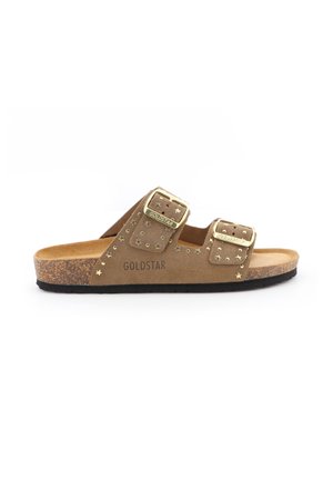 Sandalo in suede marrone con due cinturini con fibbie dorate, borchie a forma di stella, plantare in sughero e il nome del marchio Goldstar sul lato.