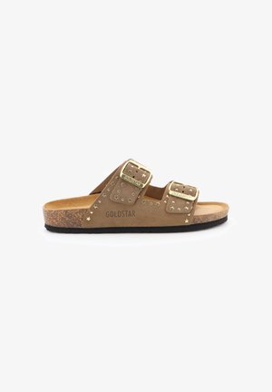 Sandalo in suede marrone con due cinturini con fibbie dorate, borchie a forma di stella, plantare in sughero e il nome del marchio Goldstar sul lato.