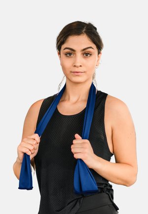 Blaues Sporthandtuch aus strukturiertem Material, über die Schultern einer Person mit schwarzem ärmellosem Oberteil gelegt. Schlichtes Design und Farbe.