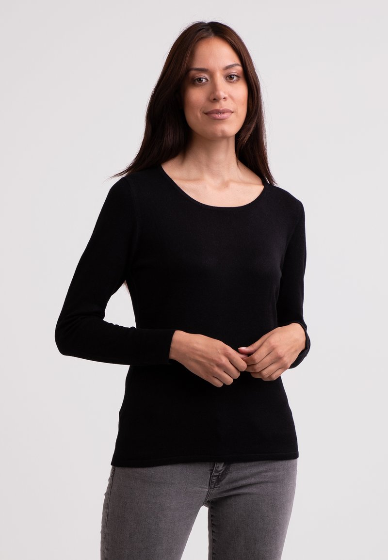 Långärmad svart tröja med rundad halsringning, tillverkad av ett mjukt material, med en figurnära design och slät textur.