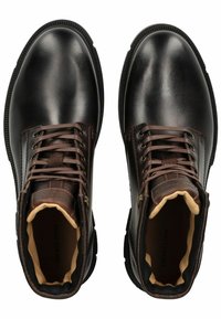 Braune Lederstiefel mit glatter Oberfläche, Schnürdesign und abgerundeter Zehenpartie. Verfügt über ein kontrastierendes Innenfutter und eine strukturierte Sohle.