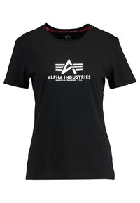 Camiseta de algodón negra con mangas cortas, que presenta un logotipo blanco de "Alpha Industries" y elementos de diseño que incluyen líneas horizontales debajo del logotipo.