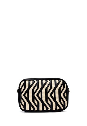 Bolso clutch rectangular tejido en negro y beige con un audaz patrón geométrico y cierre de cremallera negro.
