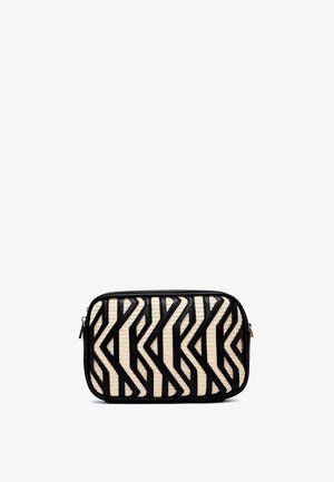 Rechthoekige zwart-beige geweven clutch met een gedurfd geometrisch patroon en een zwarte ritssluiting.