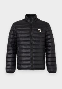 Schwarze Daunenjacke mit hohem Kragen, horizontaler Steppung und Brustlogo. Hergestellt aus glänzendem Material mit elastischen Bündchen und Reißverschluss.