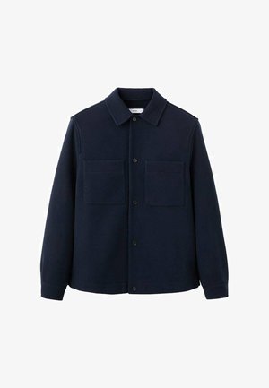 Chaqueta de forro polar azul marino con cierre de botones, cuello puntiagudo y dos bolsillos en el pecho, con una textura suave y un diseño sencillo.