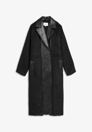 Manteau noir avec un corps en laine texturée et des revers et poches en cuir synthétique. Il présente un design long et ouvert avec des manches oversized.