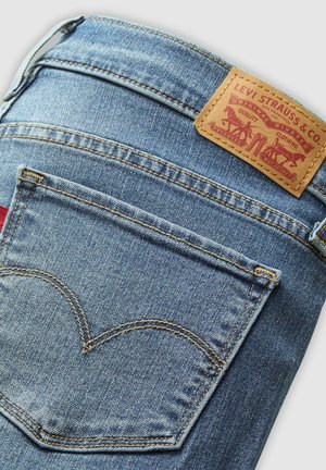 Levi's® SHAPING PATTER - Vaqueros pitillo - soft clean white