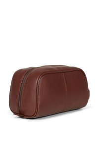 Braune Leder-Toilettenwagen mit einer abgerundet rechteckigen Form, strukturierter Oberfläche, Doppelreißverschluss und genähten Akzenten entlang der Kanten.