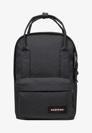 Zwarte Eastpak rugzak met kleine witte polkadots, voorvak met rits, dubbele handvatten bovenaan en hoofdritssluiting.
