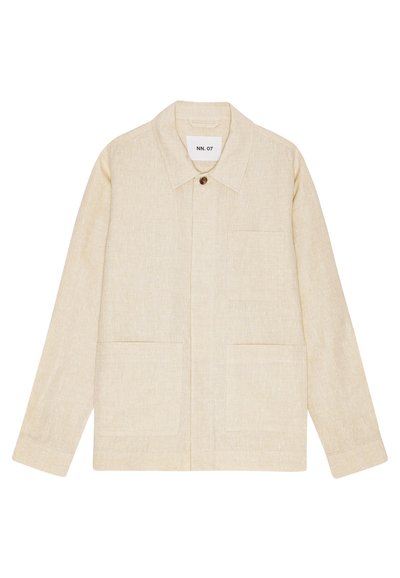 Lys beige jakke lavet af tekstureret stof med spids krave, knaplukning og to frontlommer. Enkel og struktureret design.
