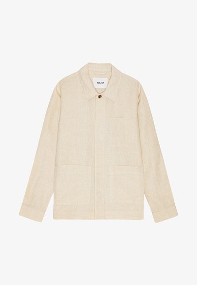 Lichtbeige jas van gestructureerde stof met een puntige kraag, knoopsluiting en twee voorzakken. Eenvoudig en gestructureerd ontwerp.