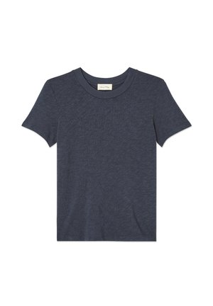 Marineblauwe katoenen t-shirt met een ronde halslijn en korte mouwen, met een subtiele textuur en een label aan de binnenkant van de kraag.