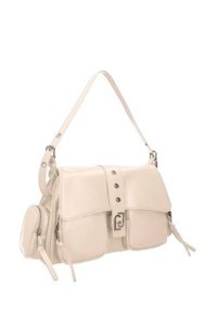 Borsa a mano in pelle crema con design a pattina, accessori in argento, due tasche frontali e tracolla regolabile. Texture morbida con zip.