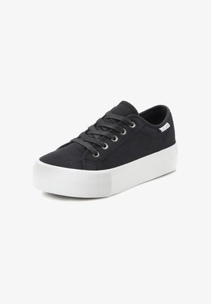 Juodas kanvoso sportinis batelis su tekstūruotu paviršiumi, baltu guminiu padu ir šešiais akių raištelių tvirtinimo elementais. Su subtiliu logotipo akcentu ant kulno.