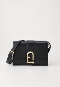 Borsa a tracolla in pelle nera con un design strutturato, caratterizzata da una chiusura in oro e una tracolla regolabile. Texture liscia e dettagli di cucitura minimi.