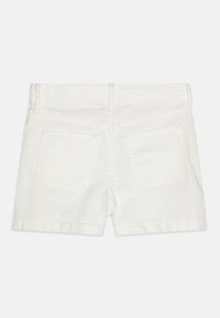 Vita denimshorts med hög midja, med två bakfickor och sydda detaljer. Tyget har en slät, jämn textur.