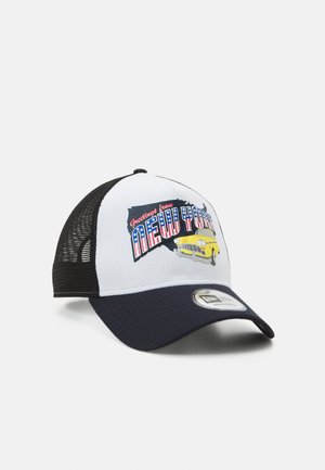 Weiße und schwarze Trucker-Cap mit einem gebogenen Schirm, auf der Vorderseite mit dem Text "Grüße aus New York" und einer Grafik eines gelben Taxis.