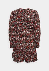 Vestido preto com flores vermelhas e azuis, corpete franzido, mangas longas bufantes e bainha com babados. Tecido suave, design feminino.