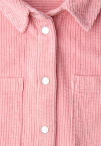 Różowa koszula ze sztruksu z kołnierzykiem, srebrnymi zatrzaskami i dwoma przednimi kieszeniami o pionowej, prążkowanej fakturze.