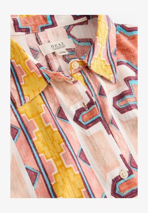 Košile s krátkým rukávem vyrobená z lnu. Vyznačuje se odvážným geometrickým vzorem v růžové, žluté a modré barvě, má límec na knoflíky a drobné detaily s knoflíky.