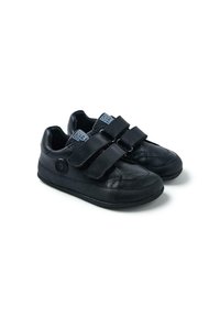 Scarpe in pelle nere con due strap in velcro, punta arrotondata, tomaia texture e logo circolare di lato. Suola piatta in gomma.