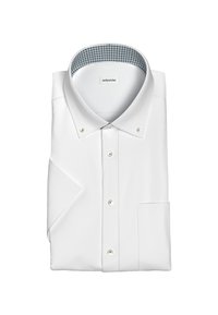 Witte overhemden met een puntige kraag, netjes gevouwen, met een blauw-wit patroon aan de binnenkant. Twee knopen aan de voorkant en een borstzak.