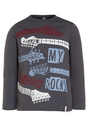 Ciemnoszara koszulka z długim rękawem z grafiką szyi gitary w kolorach czerwonym, białym i niebieskim oraz napisem "MY GUITARRRR ROCKS" na przodzie.