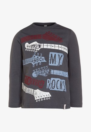 Mørkegrå langærmet skjorte med grafik af gribebræt til guitar i rød, hvid og blå samt teksten "MIN GUITAR ROCKER" på forsiden.