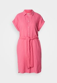 Robe chemise en lin rose à manches courtes, manches retroussées, boutonnée à l'avant, avec col et ceinture assortie en tissu nouée à la taille.