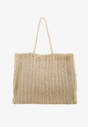 Velika pletena torba iz bež naravnih vlaken. Ima pravokotno obliko, odprt vrh in dolge pletene ročaje. Tekstura površine.